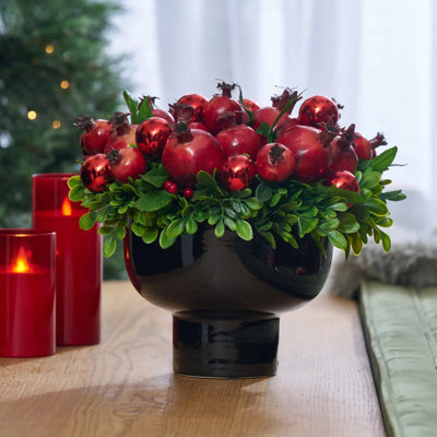 Couronne de Noël de grenades et boules d'ornement rouges avec buis en piédestal noir