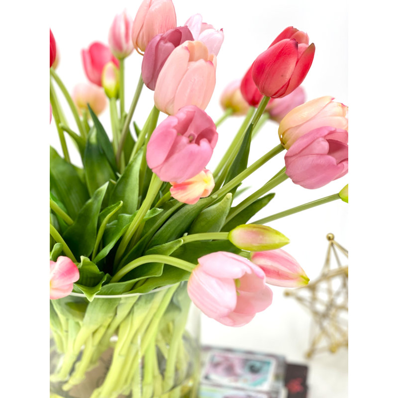 Arrangement de tulipes artificielles dans un vase en verre