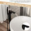 Robinet de baignoire autoportant avec robinet cascade et douchette à main, bec rotatif à 360 °, double réglage de la température, robinet noir mat à base en laiton, boyau d'arrosage de 59 po, contrôle pour une eau relaxante-120951942