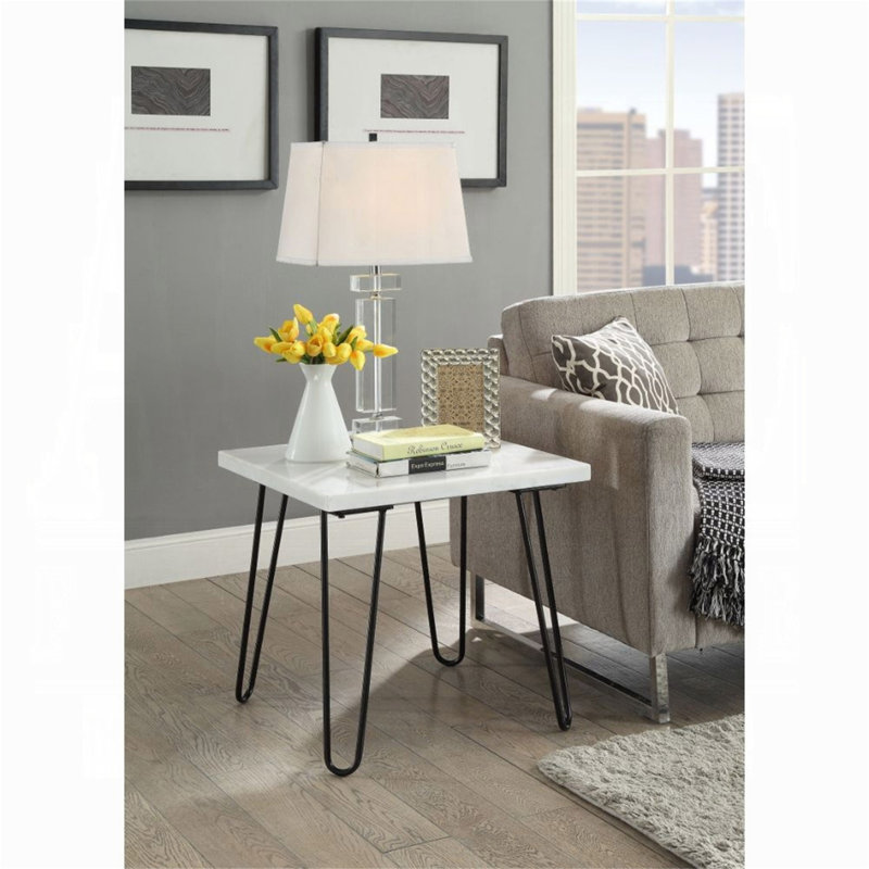 Table de bout Modern Elegance en marbre blanc avec pieds à finition noire, parfaite pour le décor et la fonctionnalité d'un salon de luxe.