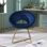Chaise d'appoint contemporaine en velours avec base traîneau, fabrication élégante et soyeuse