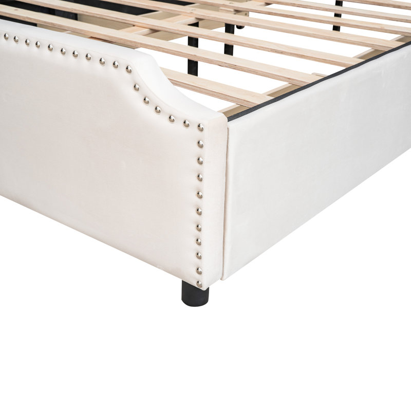 Grand lit plateforme tapissier avec tête de lit à garniture cloutée et, 4 tiroirs, tissu en velours beige - aucun sommier tapissier requis, garniture de rangement maximale. Taille, velours beige. Printemps. Cadre. Économisez de l'espace.