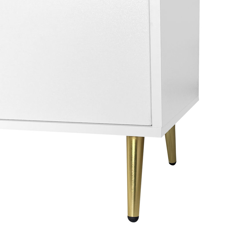 Commode à sept tiroirs avec poignée dorée et pieds dorés