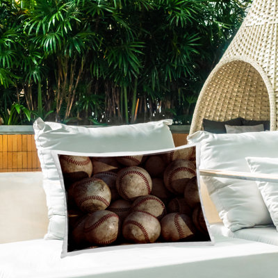 Coussin d'extérieur imprimé Bin of Baseballs, design par Marcus Prime