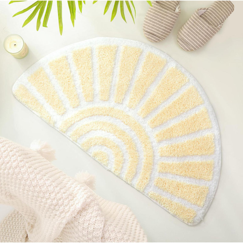 Tapis de bain beige et moelleux pour salle de bain