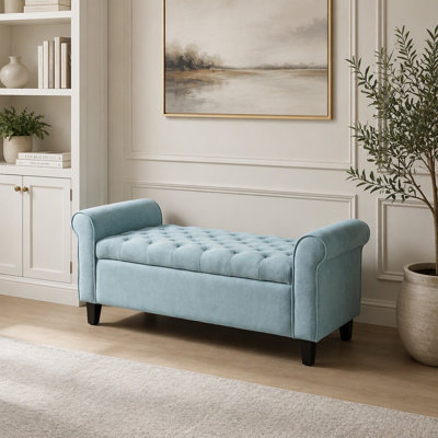Banc de rangement en tissu bleu pâle avec accoudoirs arrondis, compartiment spacieux et élégant capitonnage à boutons pour le salon ou la chambre
