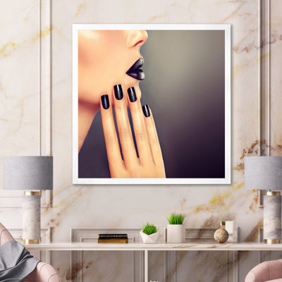 Visage de femme avec maquillage noir et manucure III - Impression sur toile