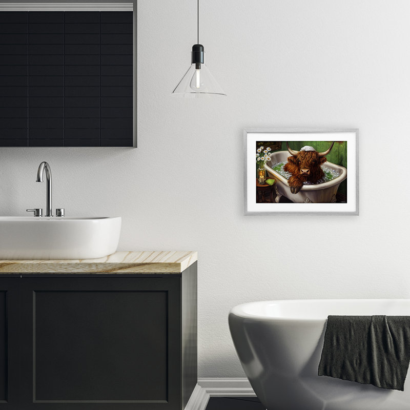 Highland in Candle Lit Bubble Bath, reproduction encadrée sous verre, design par Momart, Cadre de ferme gris