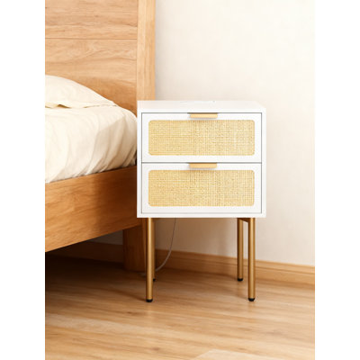 Table de chevet en rotin avec station de charge, table de chevet à 2 tiroirs avec ports USB et prises de courant, table de bout moderne avec cadre doré pour chambre à coucher et salon