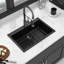 L'évier en quartz noir de 33 po x 22 po et la surface pour un nettoyage facile réduisent les problèmes d'hygiène.