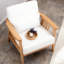 Fauteuil rembourré blanc avec structure en bois d'hévéa et coussins d'assise et de dossier assortis