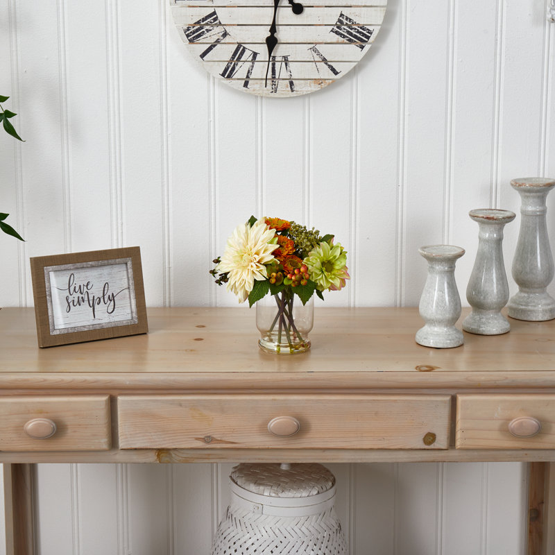 Arrangement floral dahlia dans un vase
