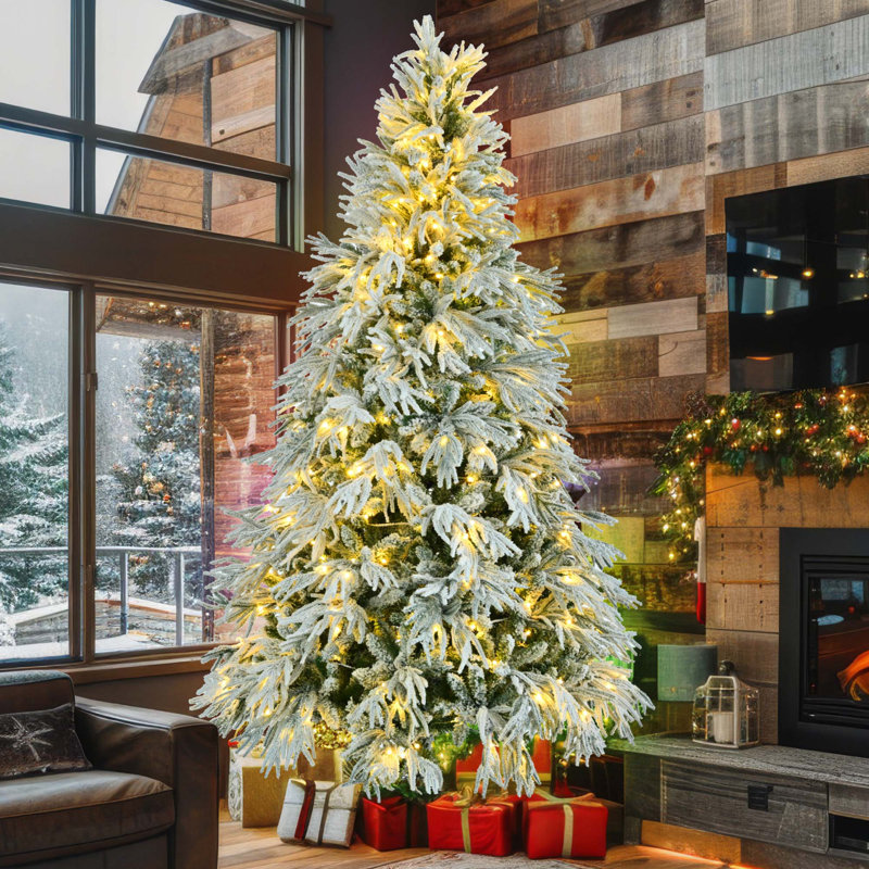 Arbre de Noël pré-éclairé enneigé, 7.5'