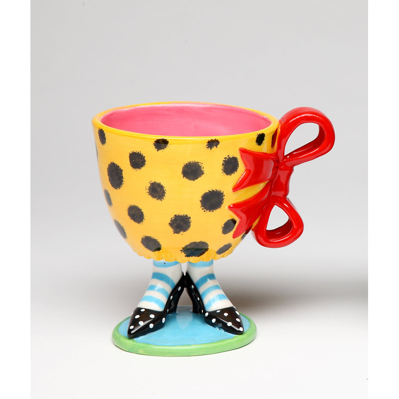 Tasse en céramique avec nœud rouge