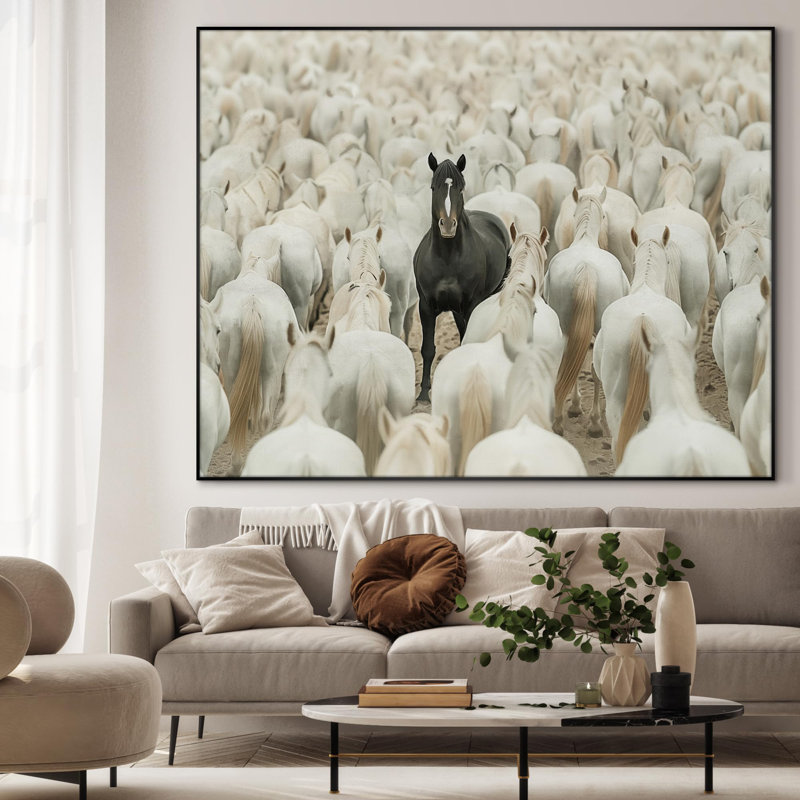 Très grand cheval noir unique au milieu d'un grand troupeau blanc, illustrations d'art encadré très grand (assemblage de cadre requis)