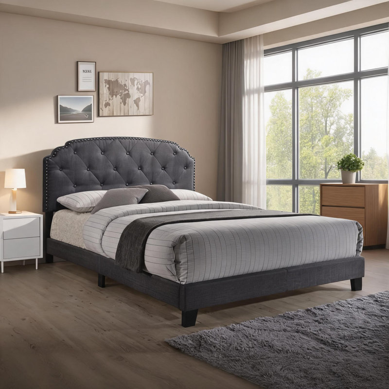 Grand cadre de lit tapissier en tissu gris doux pour chambre d'amis de style classique raffiné