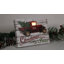Mini camion rouge avec toile de fond rouge 8x6