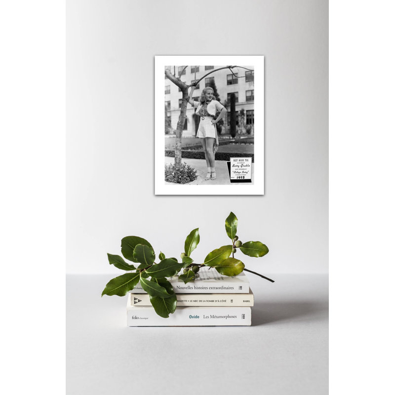 Sourire, Betty Grable, regardant ailleurs - photographie sans cadre, H 10 po x l 8 po