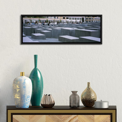 Ensemble de personnes marchant près de memorials, mémorial aux juifs assassinés de l’europe, berlin, allemagne-reproduction sur toile tendue