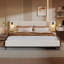 Très grand lit tapissier Chic Boucle avec lampes de lecture intégrées et tablettes fonctionnelles pour la tête de lit