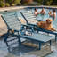 Chaise longue d'extérieur en PEHD, dossier réglable à 5 positions, avec roulettes et porte-gobelet, idéale pour la terrasse de piscine ou le jardin, bleu marine.-402619718-402619719