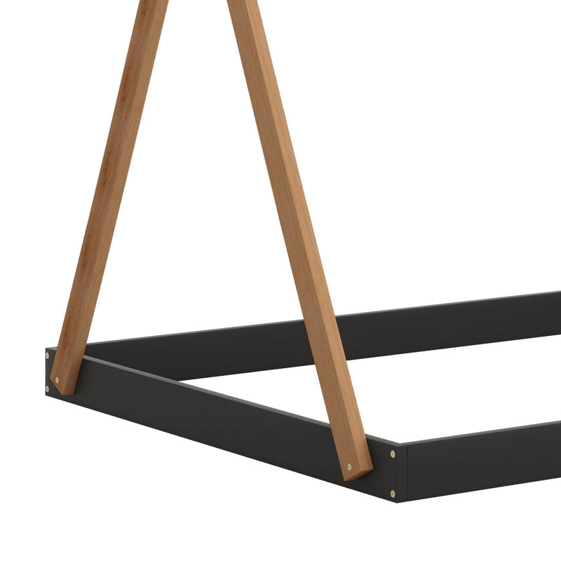 Lit de ferme double en bois massif avec structure triangulaire et garde-corps en forme de X