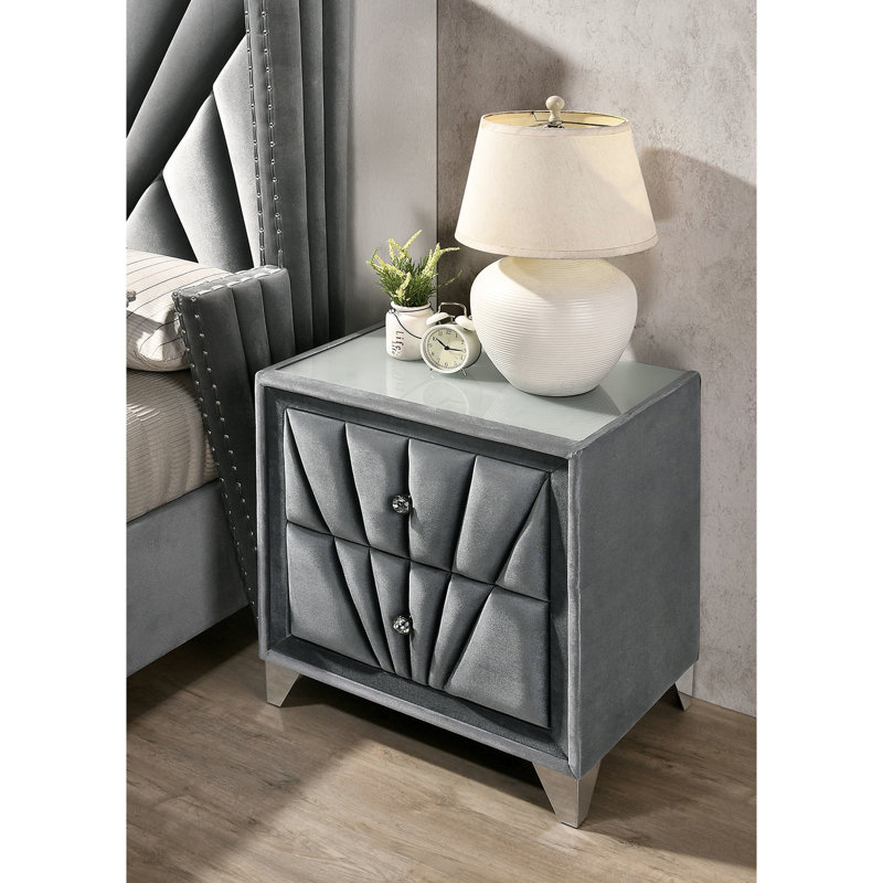 Table de chevet en bois massif gris avec design artistique, pieds et surface en verre