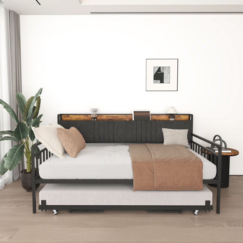 Lit de jour gigogne avec lit simple en métal noir, tête de lit rembourrée, prises de recharge, éclairage intégré pour le salon. Ce lit de jour gigogne comprend un cadre de lit, une tablette de tête de lit, un éclairage et des prises de recharge. Pratique pour la chambre.