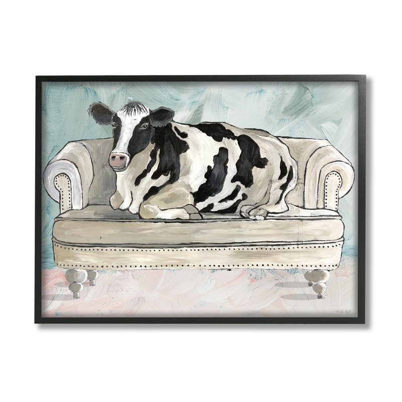 Vache de ferme laitière reposant un canapé glam vert surdimensionné, encadré par une giclée sur fond blanc, par Cindy Jacobs