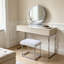 Tabouret de coiffeuse minimaliste moderne en fausse fourrure blanche avec structure en métal chromé et miroir rond haute définition