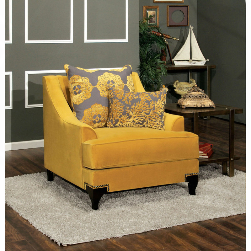 Fauteuil à accoudoirs bas avec coussin en T et garniture cloutée sur les pattes avant avec coussins décoratifs dorés et gris inclus