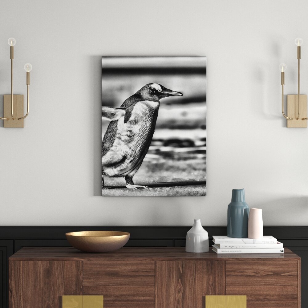 Leinwandbild Pinguin am Strand in Monochrom