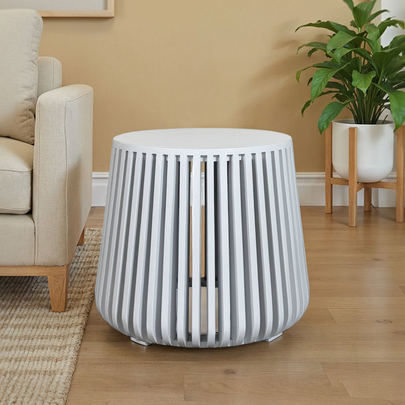 Table d'appoint ronde élégante blanche de 24 po avec base en lattes en forme de cloche et conception entièrement assemblée