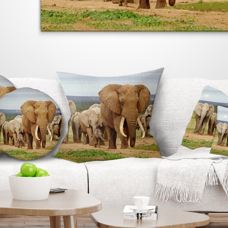 Grand troupeau d'éléphants en Afrique - Coussin imprimé animal, 16 po x 1 po, Coussin décoratif