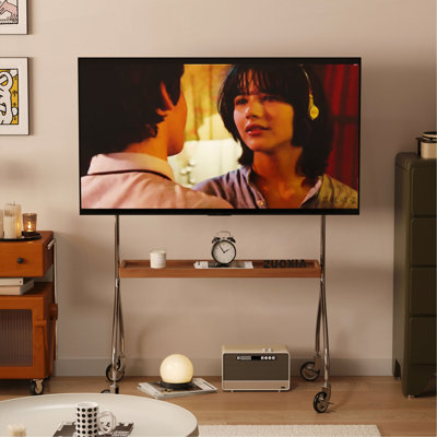 Marchez autour du meuble télé avec un meuble mobile brun antique pour un meuble télé sur pied et un meuble télé à projection
