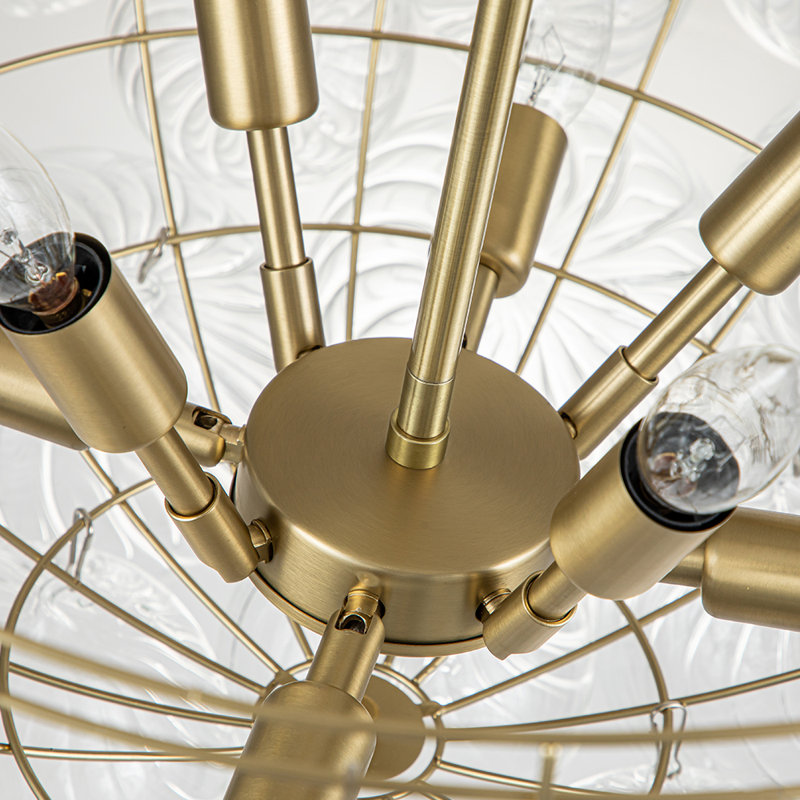 Lustre à niveaux unique et remarquable à 8 lumières Hattie, Laiton