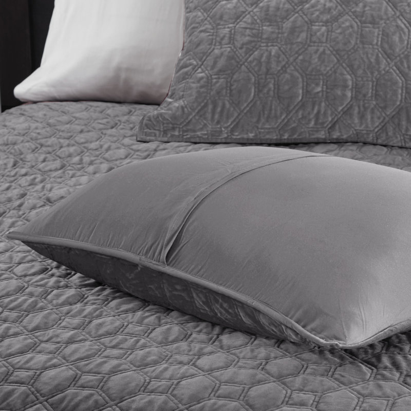 Ensemble de courtepointe en velours de trois articles Harper, Couvre-lit double/grand et 2 taies décoratives st, Gris