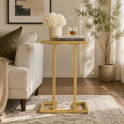 Table d'appoint moderne et glamour en forme de C avec dessus en verre trempé et structure en fer robuste, idéale pour le salon ou la chambre.