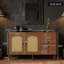 Buffet 51,1 po à portes irrégulières en rotin, armoire de rangement de style champêtre naturel avec tablettes réglables, pieds d'appoint en bois massif pour décoration intérieure - Naturel