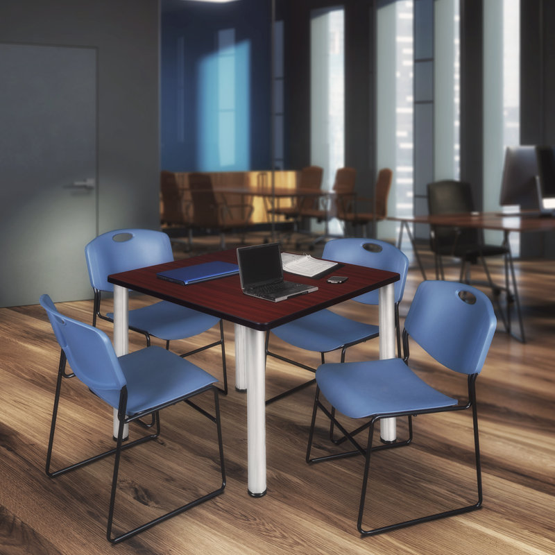 Plateau de table Kee Square, 4 chaises empilables Zeng, H 29 po x l 48 po x P 48 po, Acajou / chrome, Bleu