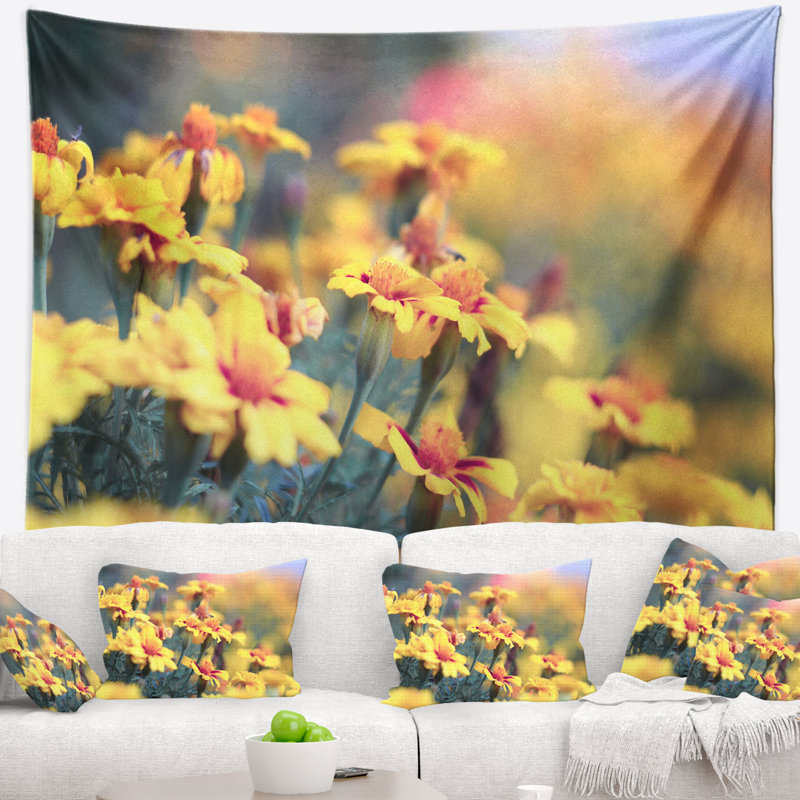 Tapisserie florale jaune et jaune souci, H 32 po x l 39 po