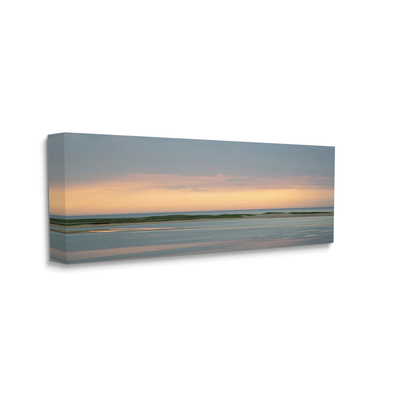 Paysage de plage apaisante au coucher du soleil, ciel par Brooke T. Ryan - Peinture, H 17 po x l 40 po, Toile tendue
