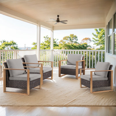 Ensemble de 4 fauteuils club en osier d'extérieur Drazen avec coussins épais et accoudoirs uniques en grain de bois