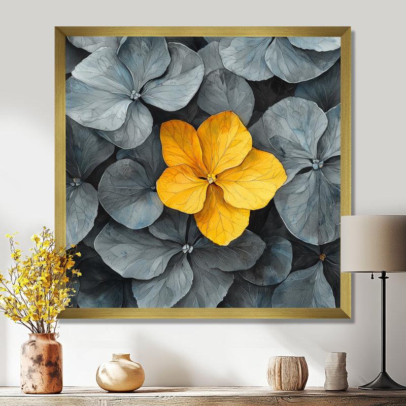 Pétales d'hortensia gris avec décor jaune II - hydrangées, art mural, H 36 po x l 36 po, Picture Framed, Doré