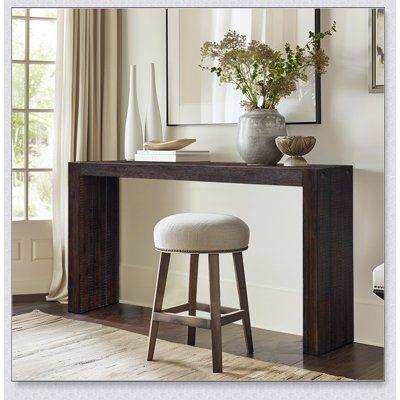 La console Monterey avec des tiroirs et des tablettes spacieux est parfaite pour le rangement élégant et la présentation dans n'importe quelle maison.