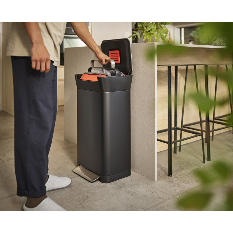 Joseph Joseph Titan Trash Compactor with Integrated Odour Control, Black, 23 Gallon