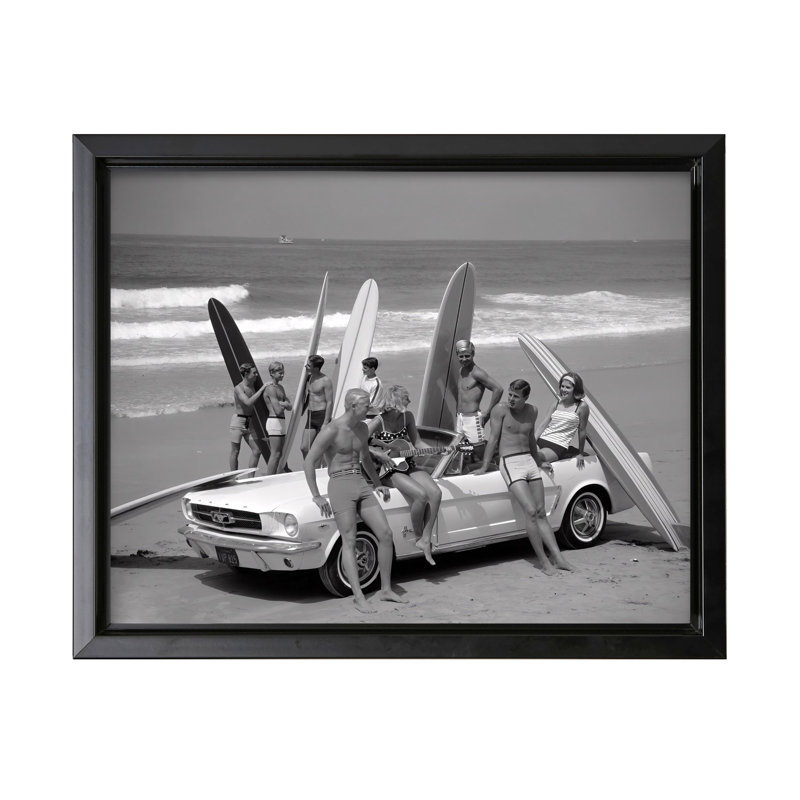 Amis s'amusant sur la plage, Black Framed, Canvas, 24"H x 32"W