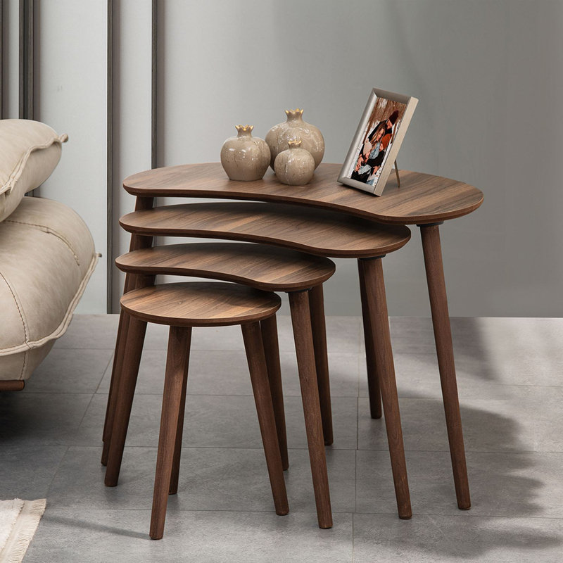 Ensemble de 4 tables gigognes Adelah, couleur noyer, grand: 15,7 x 21,7 x 29,5 po, grand: 13,0 x 19,7 x 23,2 po, moyen: 10,6 x 17,3 x 16,9 po, petit: 11,8 x 15,7 x 11,8 po | 100% panneau de fibres à densité moyenne avec pieds en bois | Design moderne pour le salon et la décoration intérieure