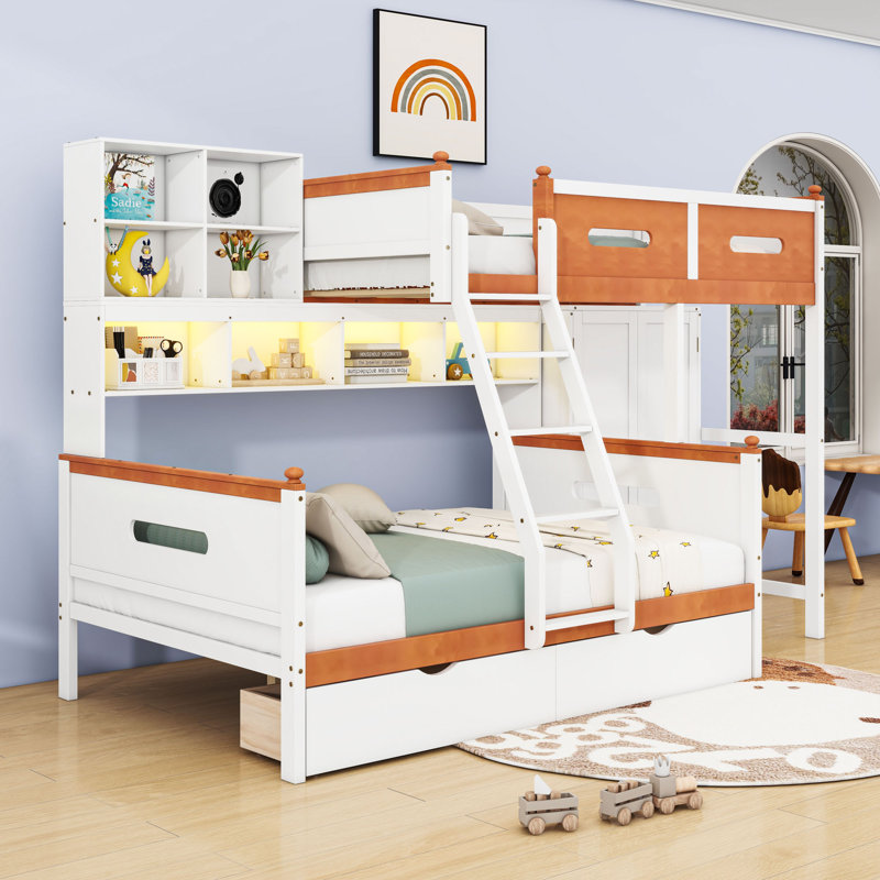 Lit superposé simple au-dessus d'un lit double en bois avec tablettes à DEL intégrées et tiroirs