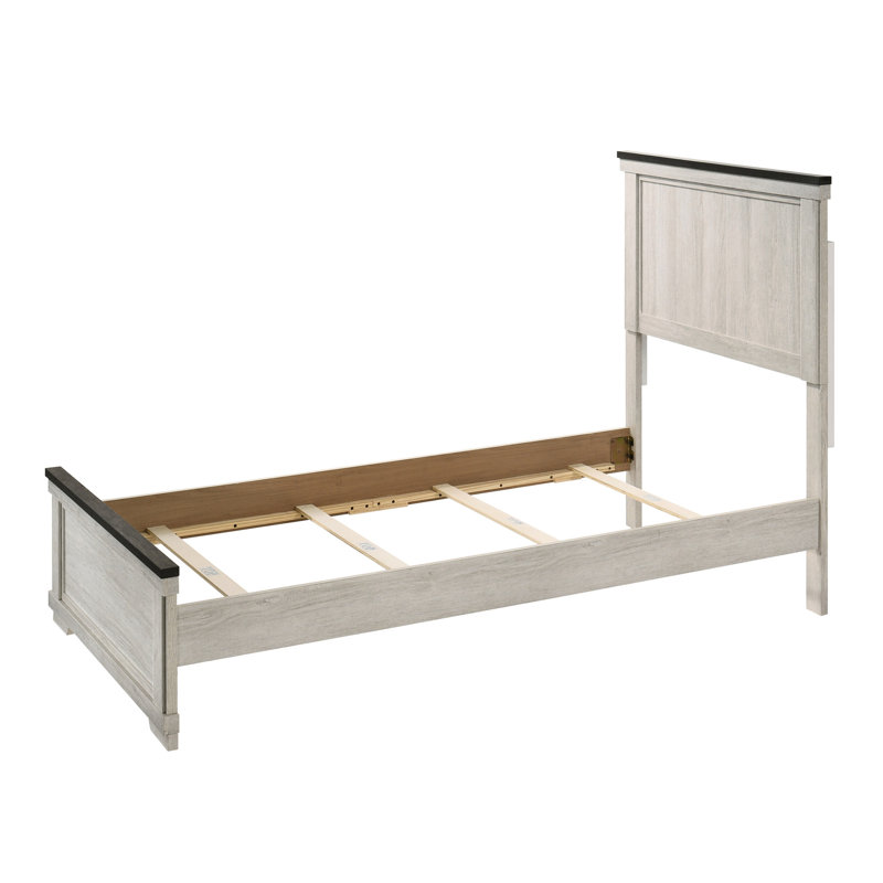 Lit à panneaux simple en bois de style rustique, blanc antique et brun avec une étable